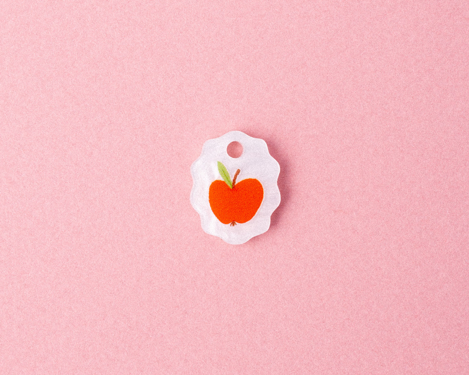 Einzelner ovaler Charm Anhänger mit Apfel