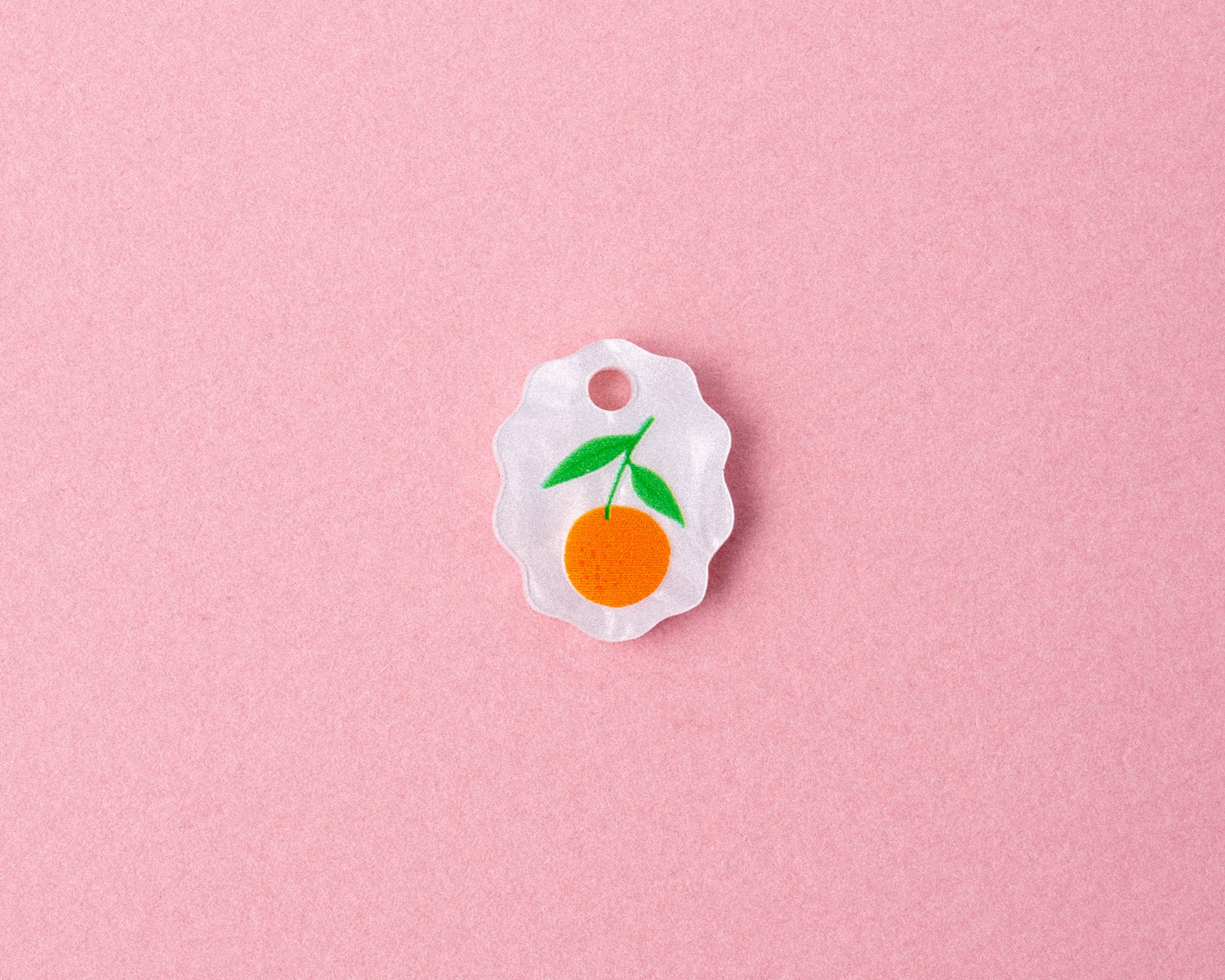 Einzelner ovaler Charm Anhänger mit Orange