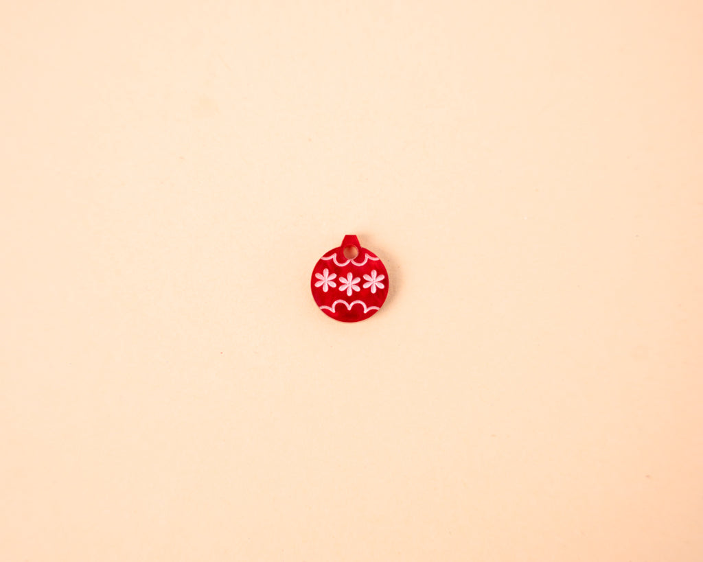 Einzelner roter Tannenbaumkugel Anhänger