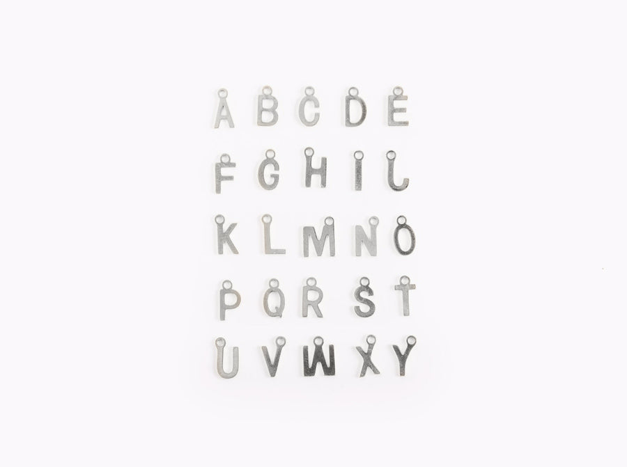 Einzelner Silberner Buchstaben Anhänger
