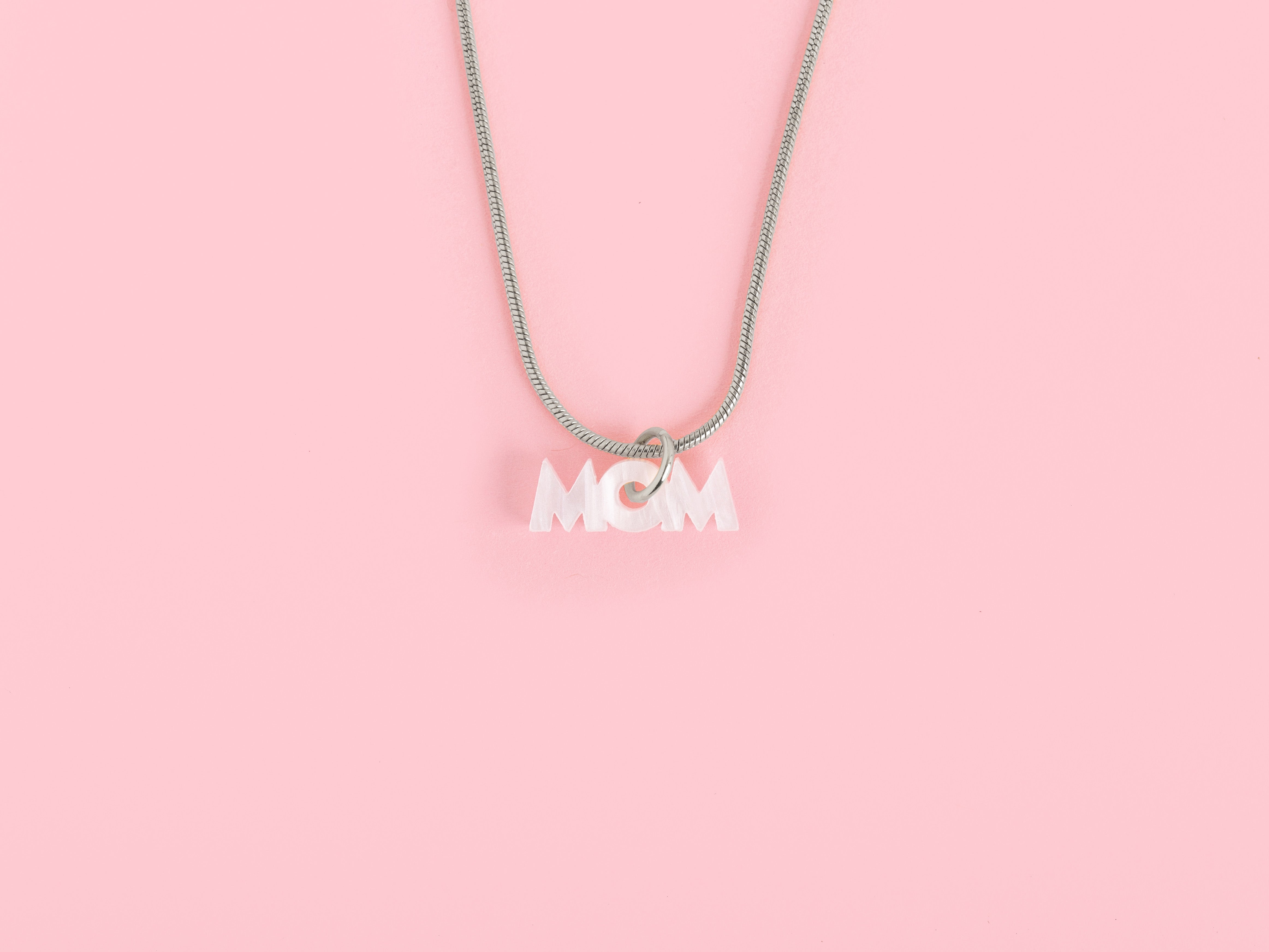 Elegant necklace with mother-of-pearl white mom pendant