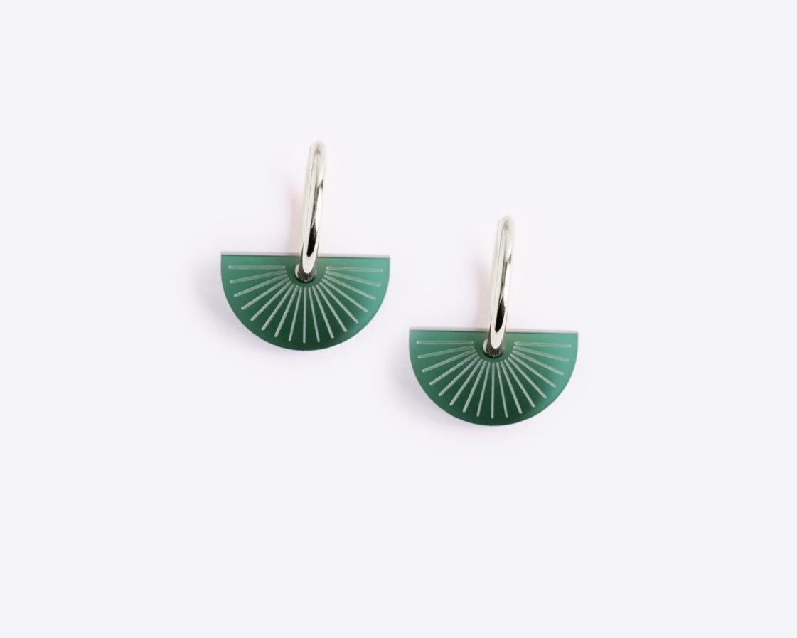 acutecolor Art Deco 'Sun' Hoops in Smaragdgrün