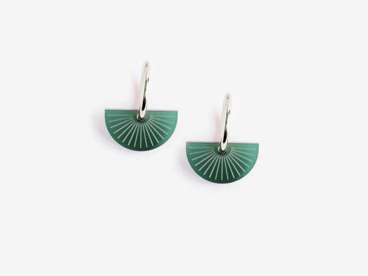acutecolor Art Deco 'Sun' Hoops in Smaragdgrün