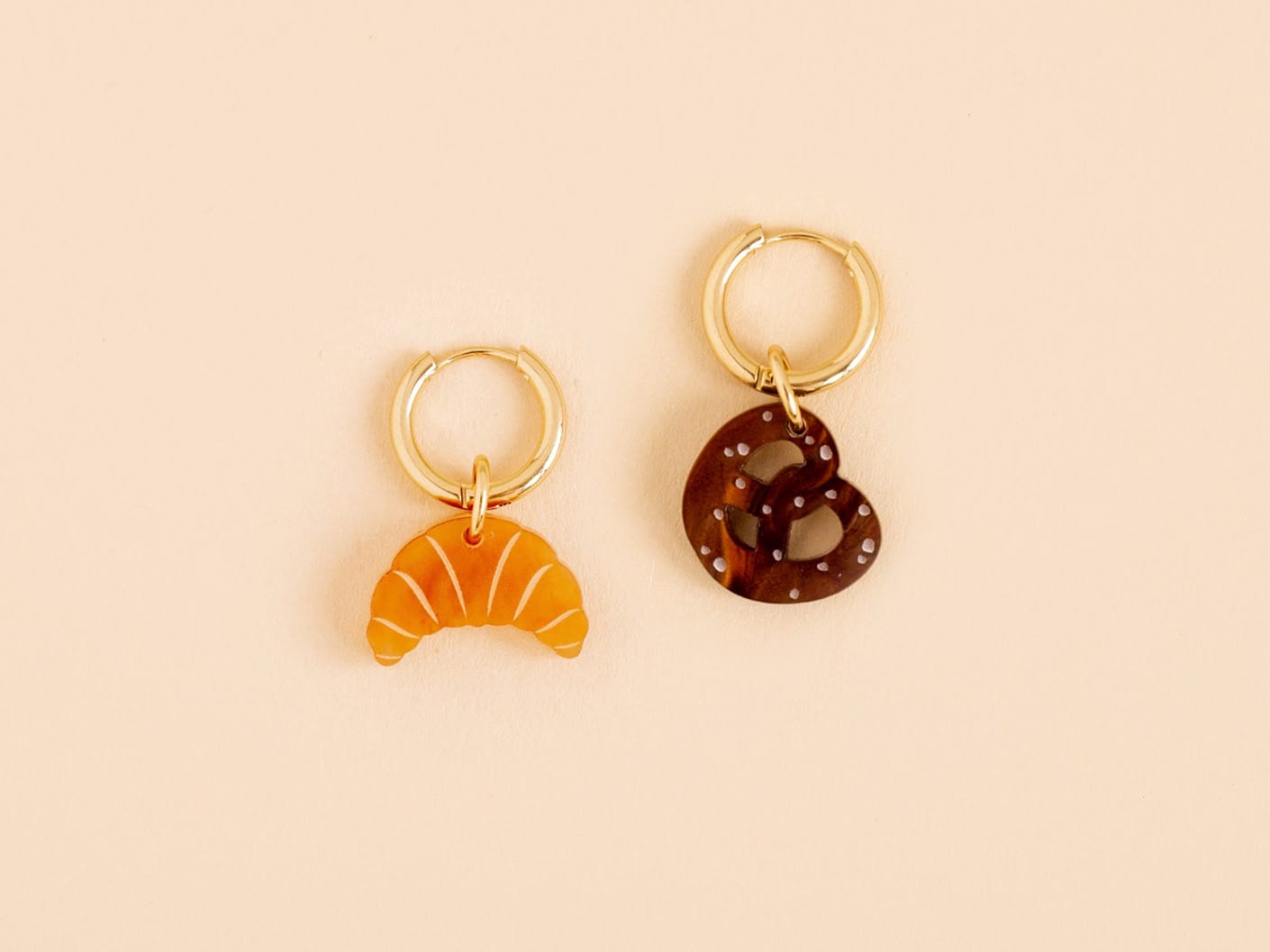 acutecolor Croissant und Brezel Ohrring Set