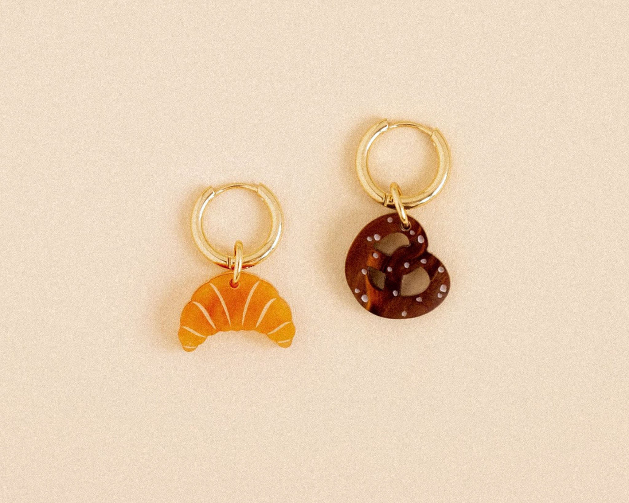 acutecolor Croissant und Brezel Ohrring Set