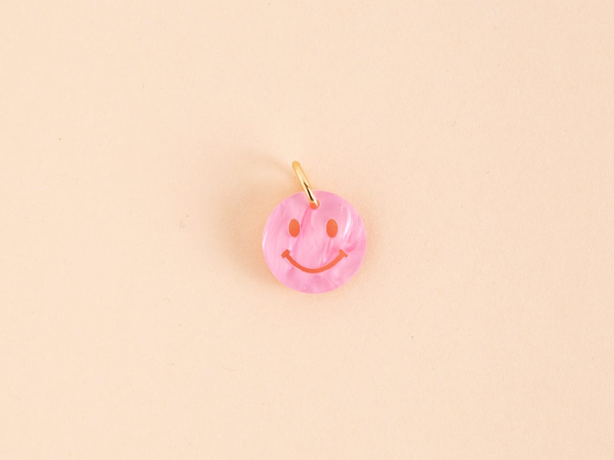 acutecolor Einzelner Smiley Anhänger in Perlmutt Rosa