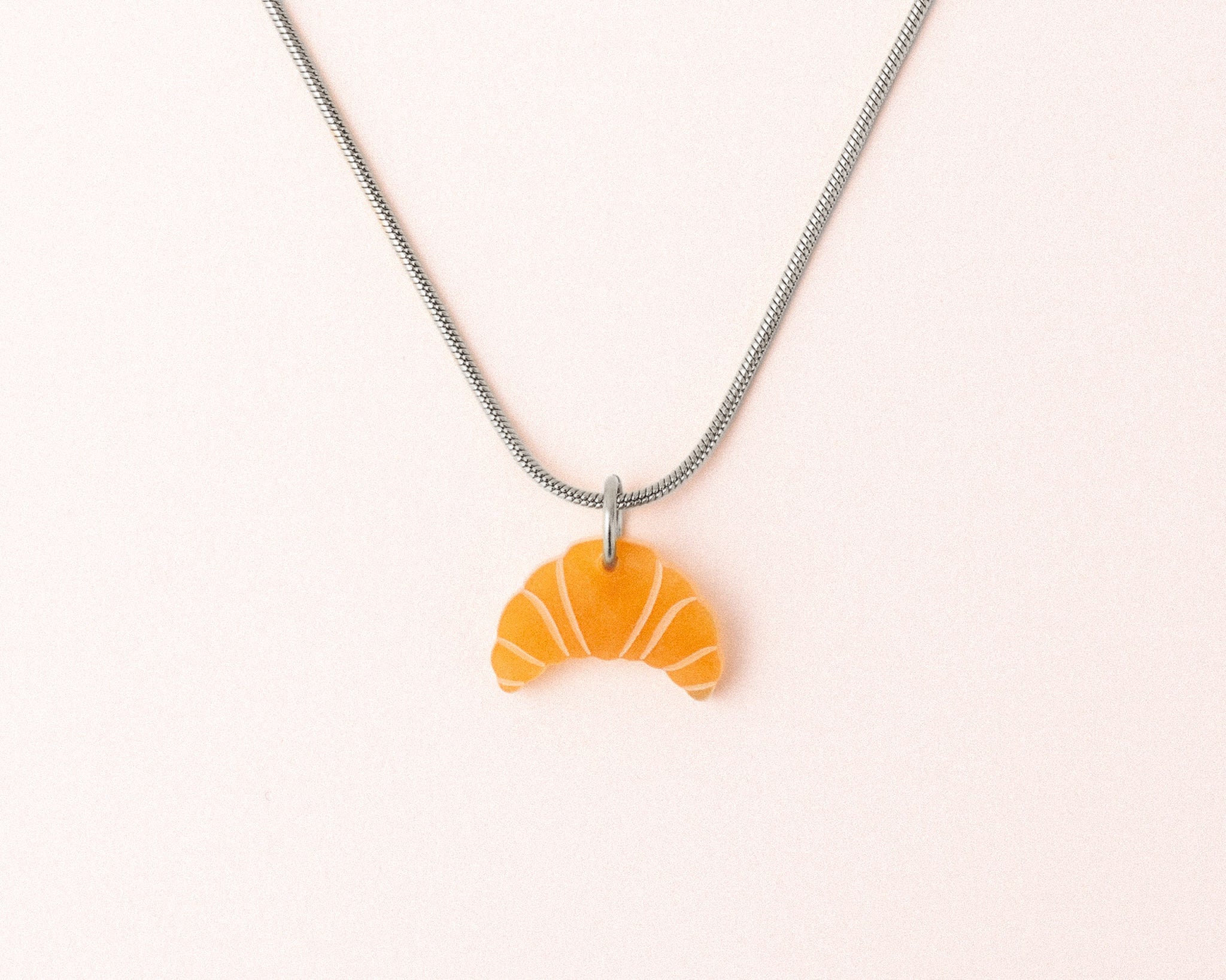 acutecolor Elegante Kette mit Croissant Anhänger