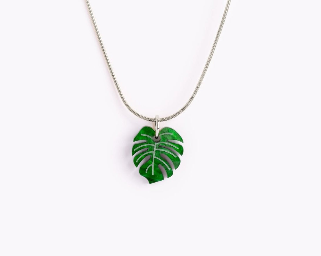 acutecolor Elegante Kette mit grünem Monstera Anhänger