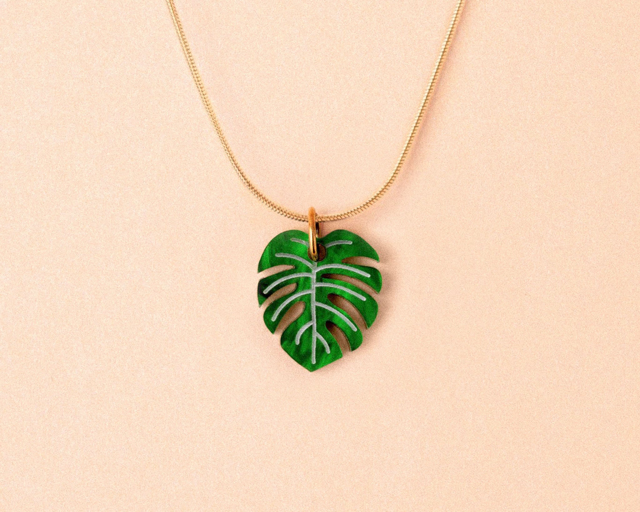 acutecolor Elegante Kette mit grünem Monstera Blatt
