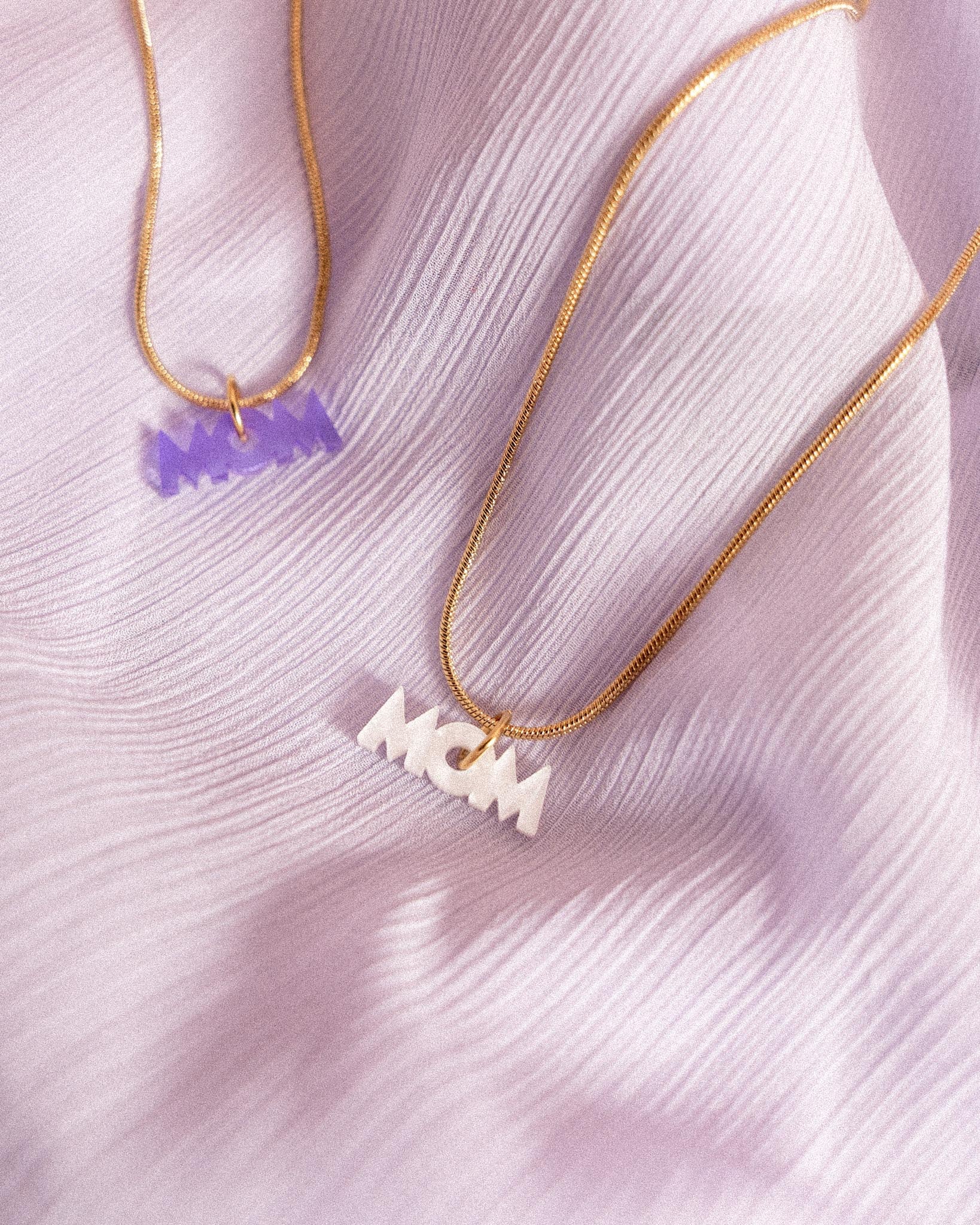 acutecolor Elegante Kette mit Lila Mom Anhänger
