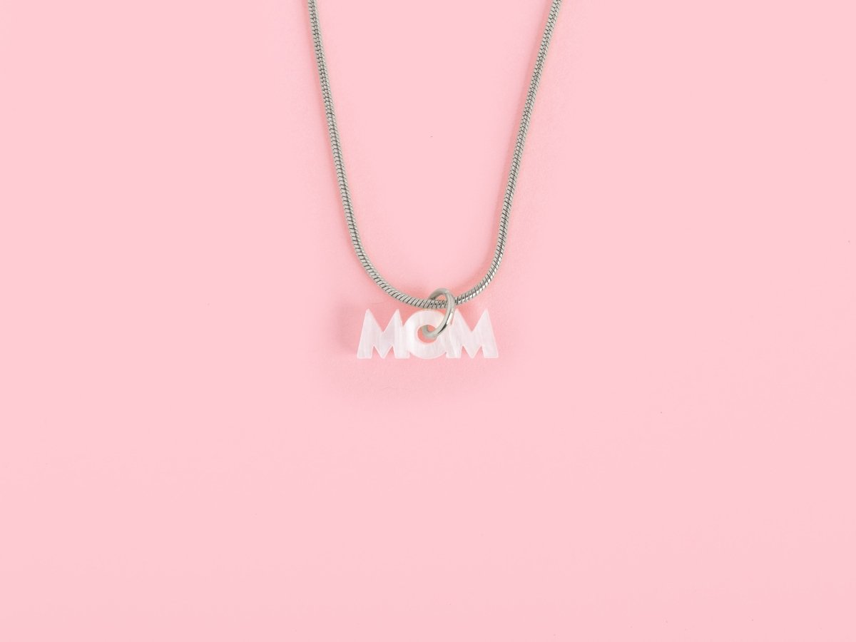 acutecolor Elegante Kette mit perlmuttweißem mom Anhänger