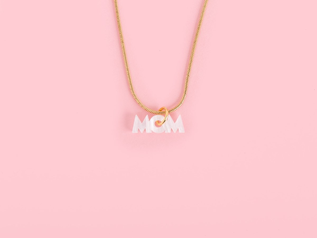 acutecolor Elegante Kette mit perlmuttweißem mom Anhänger