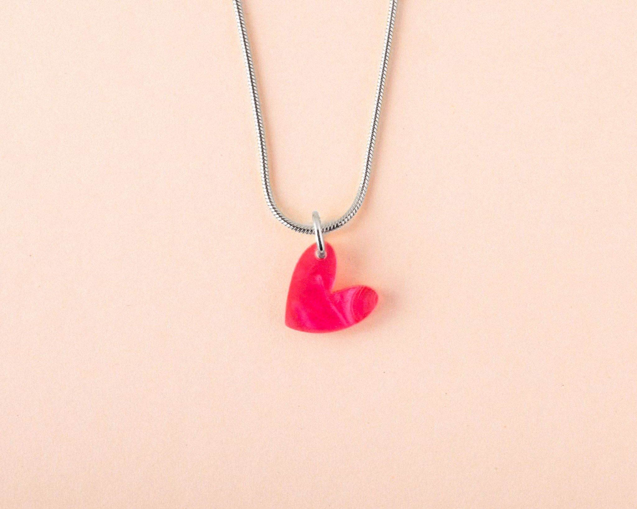acutecolor Elegante Kette mit pinkem Herz Anhänger