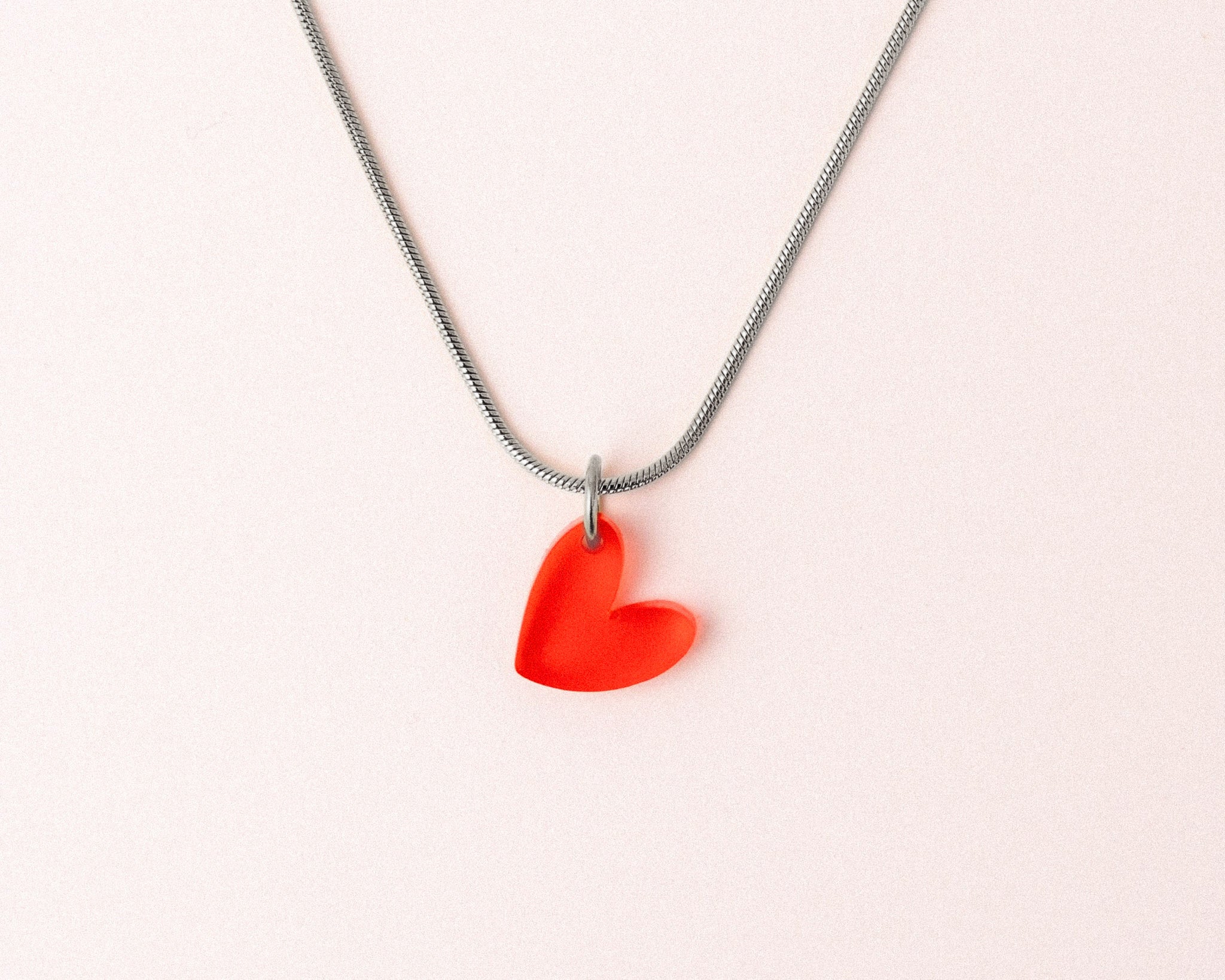 acutecolor Elegante Kette mit rotem Herz Anhänger