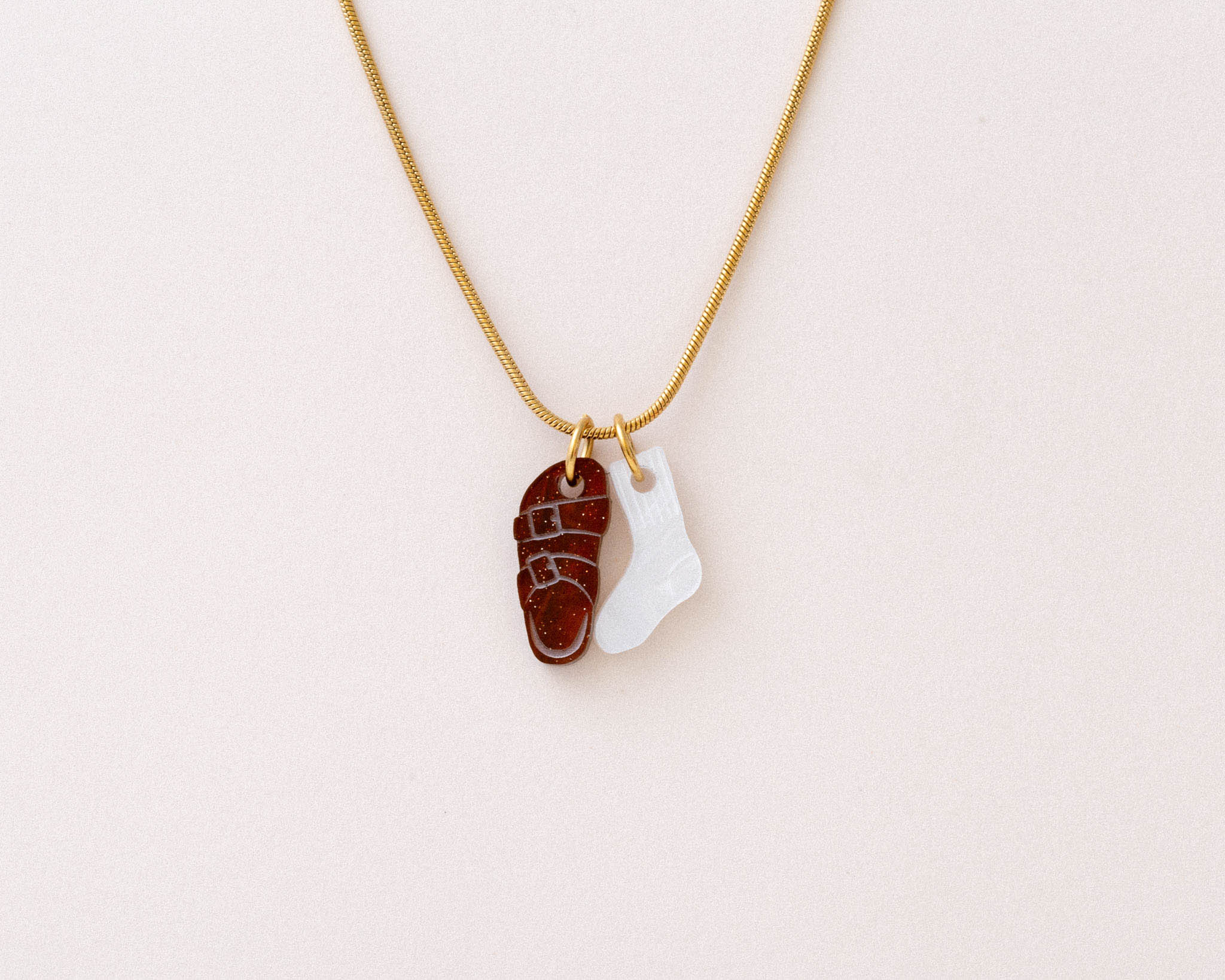 acutecolor Elegante Kette mit Sandale und Socke Anhänger