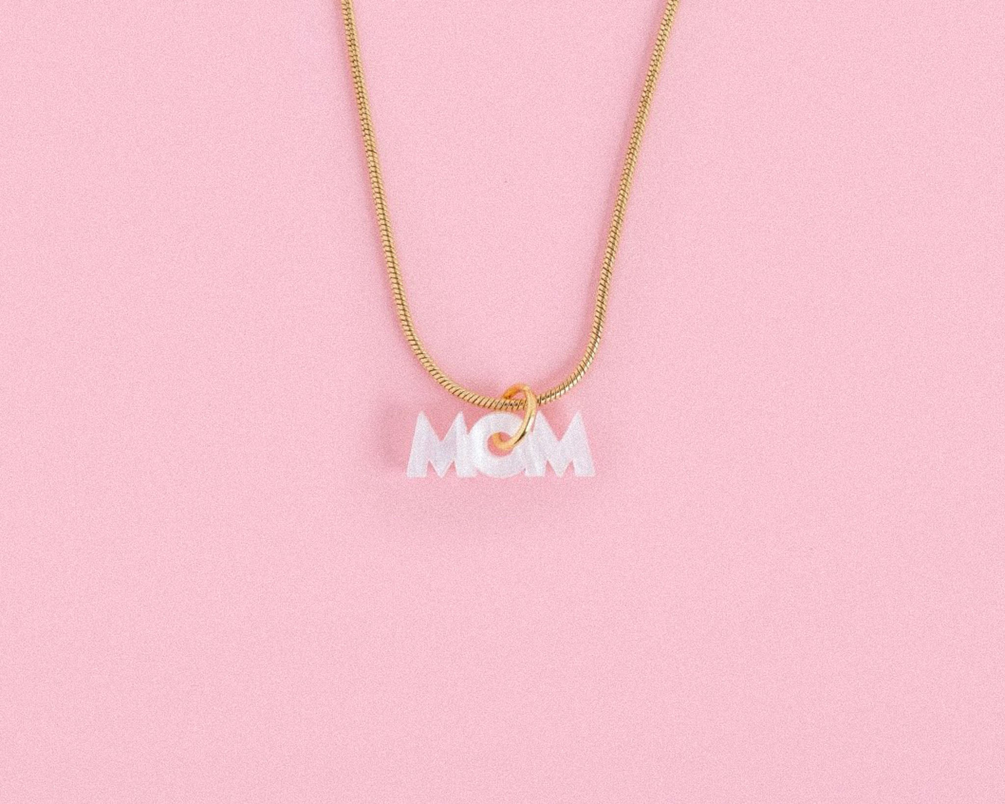 acutecolor Elegante Kette mit weißem Mom Anhänger