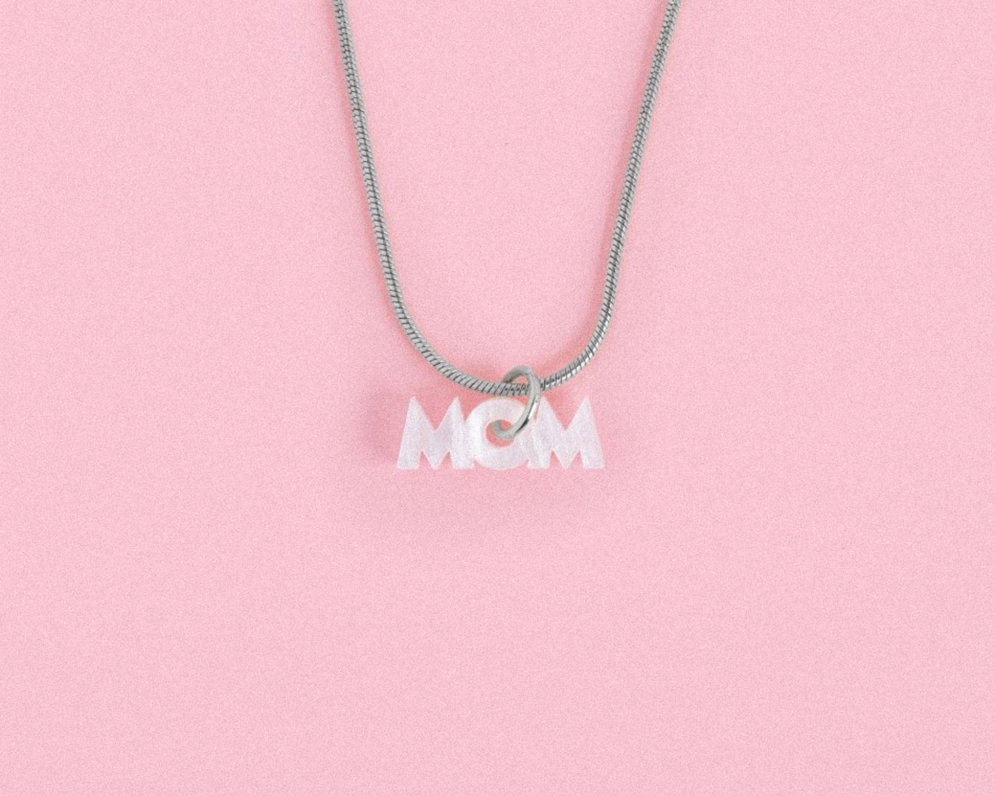 acutecolor Elegante Kette mit weißem Mom Anhänger
