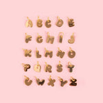 acutecolor Goldener Chunky Letter Anhänger