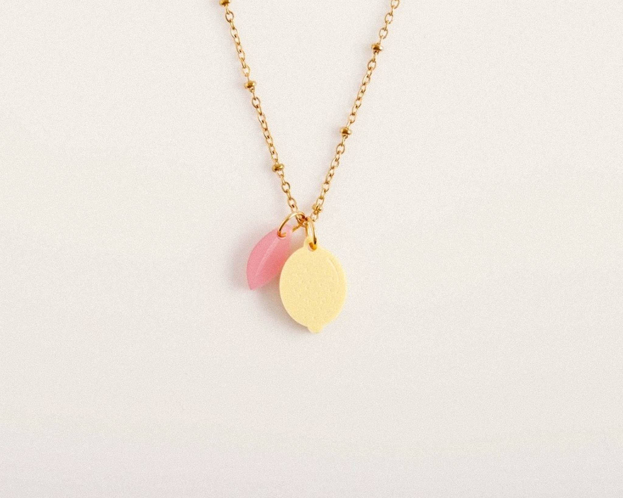 acutecolor Kette mit Pastell Zitrone und Blatt Anhänger