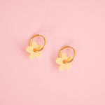 acutecolor Midi Blumen Hoop Ohrringe in Buttergelb