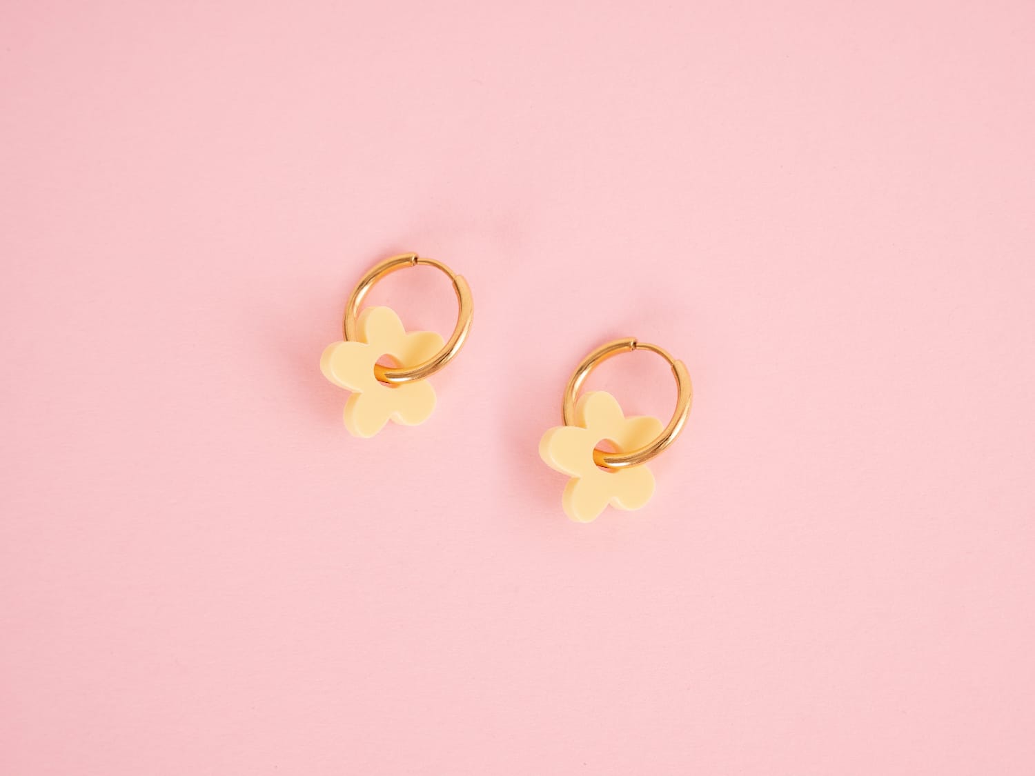 acutecolor Midi Blumen Hoop Ohrringe in Buttergelb