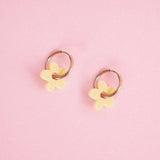 acutecolor Midi Blumen Hoop Ohrringe in Buttergelb