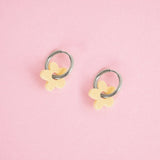 acutecolor Midi Blumen Hoop Ohrringe in Buttergelb