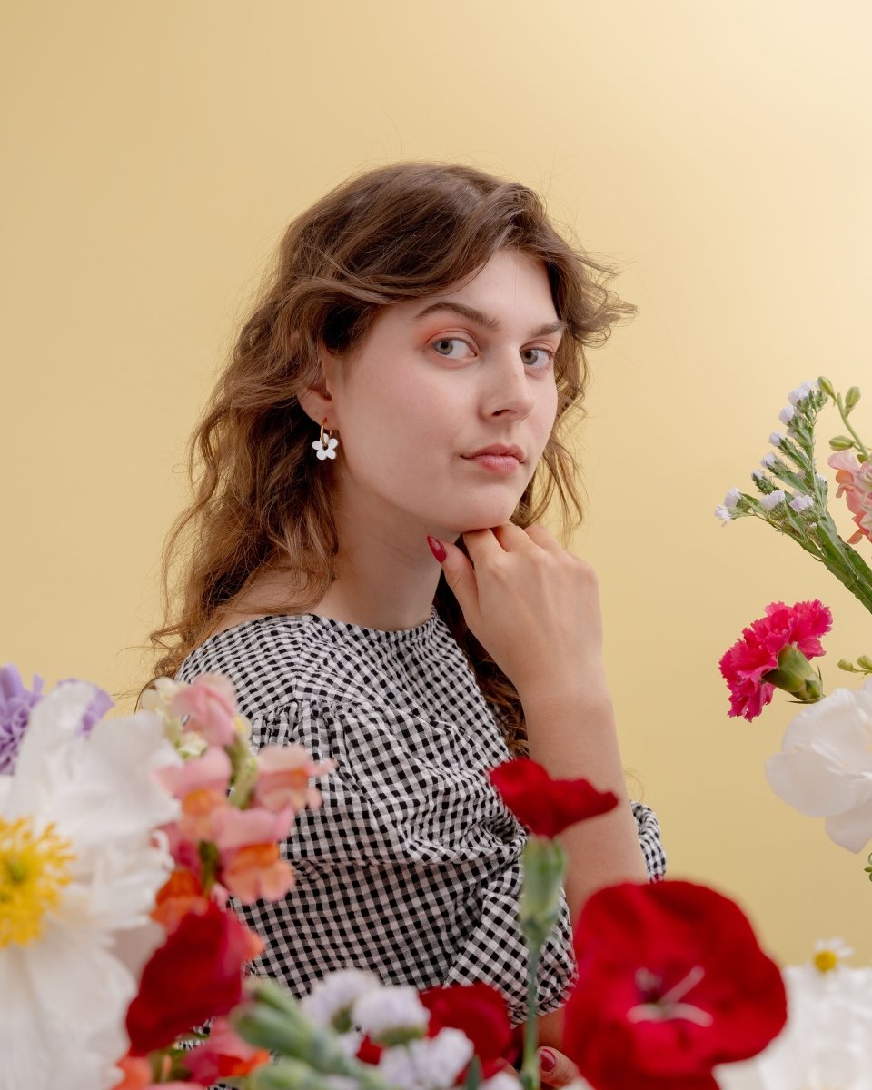 acutecolor Midi Blumen Hoop Ohrringe in Perlmuttweiß