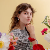 acutecolor Midi Blumen Hoop Ohrringe in Perlmuttweiß