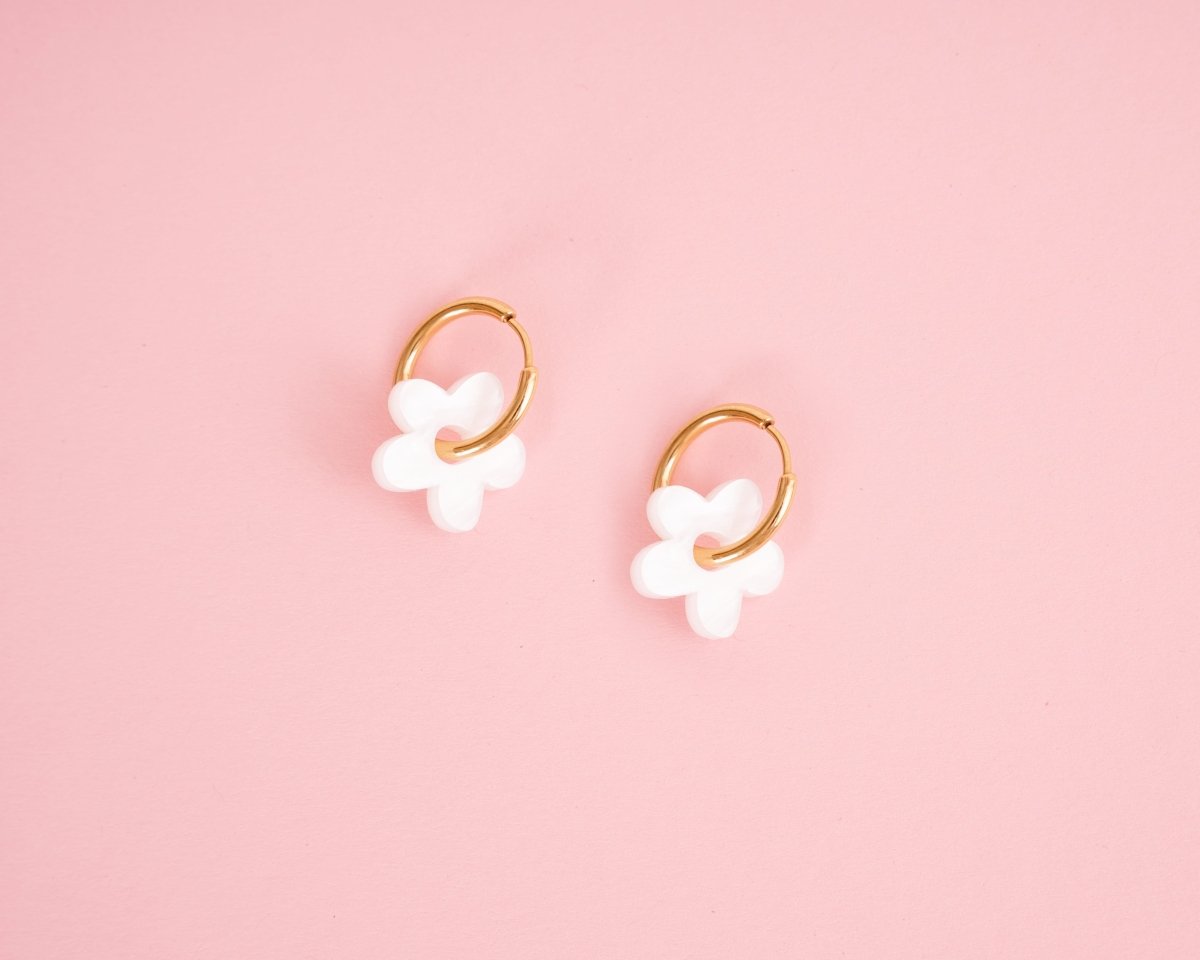 acutecolor Midi Blumen Hoop Ohrringe in Perlmuttweiß