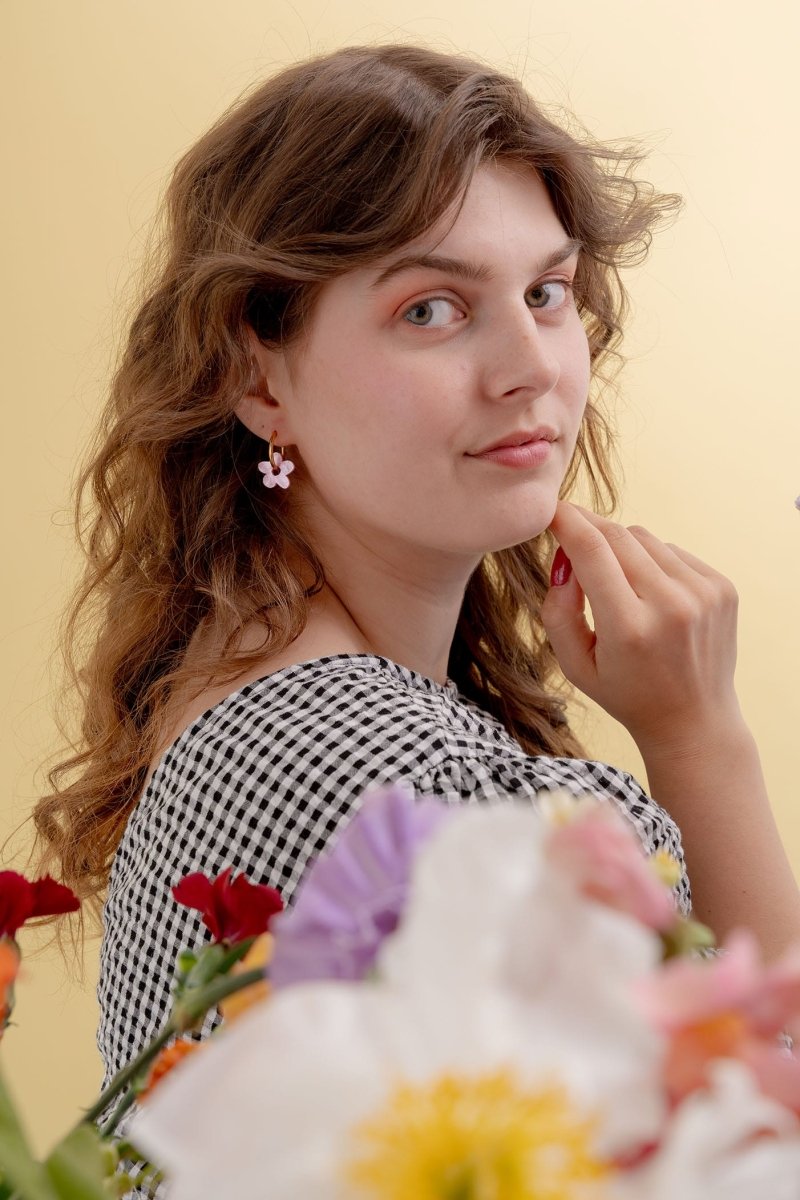 acutecolor Midi Blumen Hoop Ohrringe in Zuckerwatte