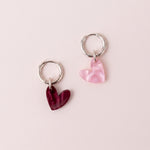 acutecolor Mismatch Herzen Ohrringe in Rosa und Weinrot