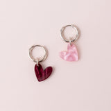 acutecolor Mismatch Herzen Ohrringe in Rosa und Weinrot
