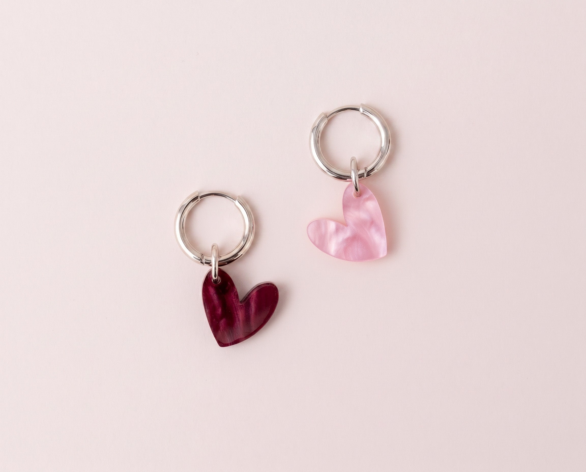 acutecolor Mismatch Herzen Ohrringe in Rosa und Weinrot