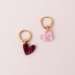 acutecolor Mismatch Herzen Ohrringe in Rosa + Weinrot