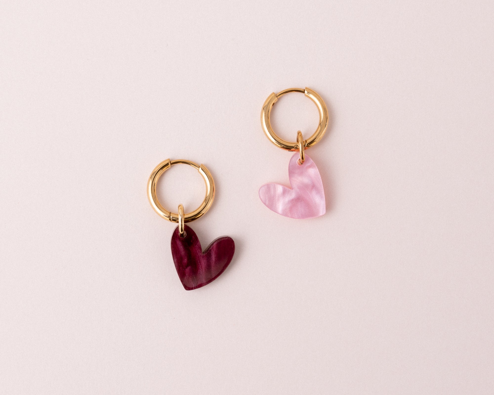 acutecolor Mismatch Herzen Ohrringe in Rosa + Weinrot