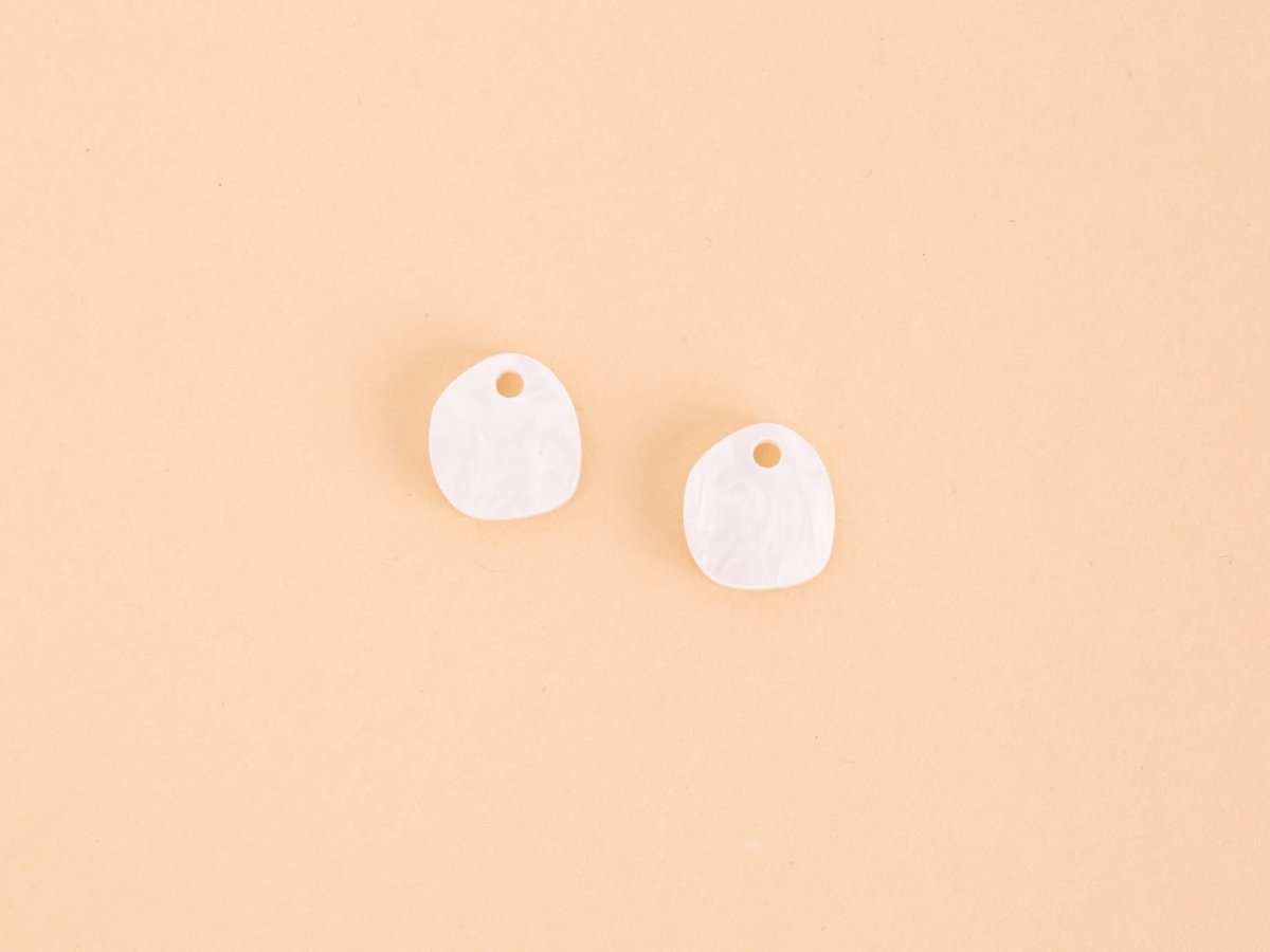 acutecolor Pebble in Perlmuttweiß mit Edelstahl Hoops
