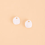 acutecolor Pebble in Perlmuttweiß mit Edelstahl Hoops