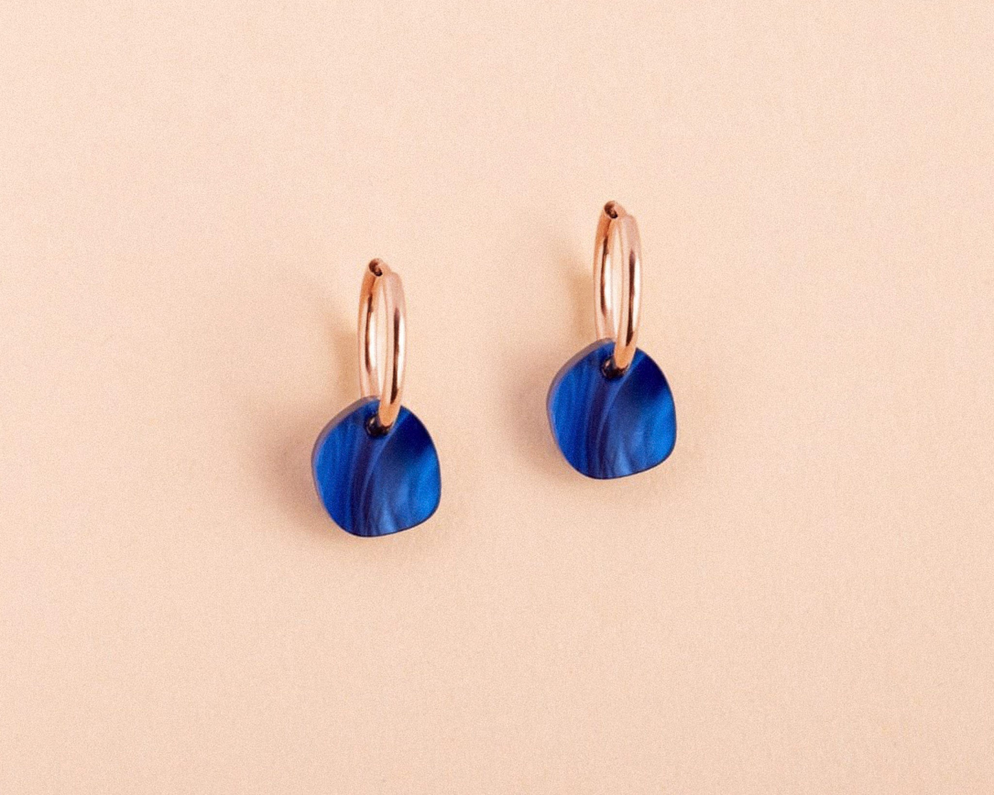 acutecolor Pebble in Saphir Perlmutt mit Edelstahl Hoops