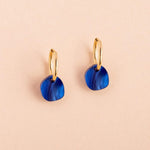acutecolor Pebble in Saphir Perlmutt mit Edelstahl Hoops
