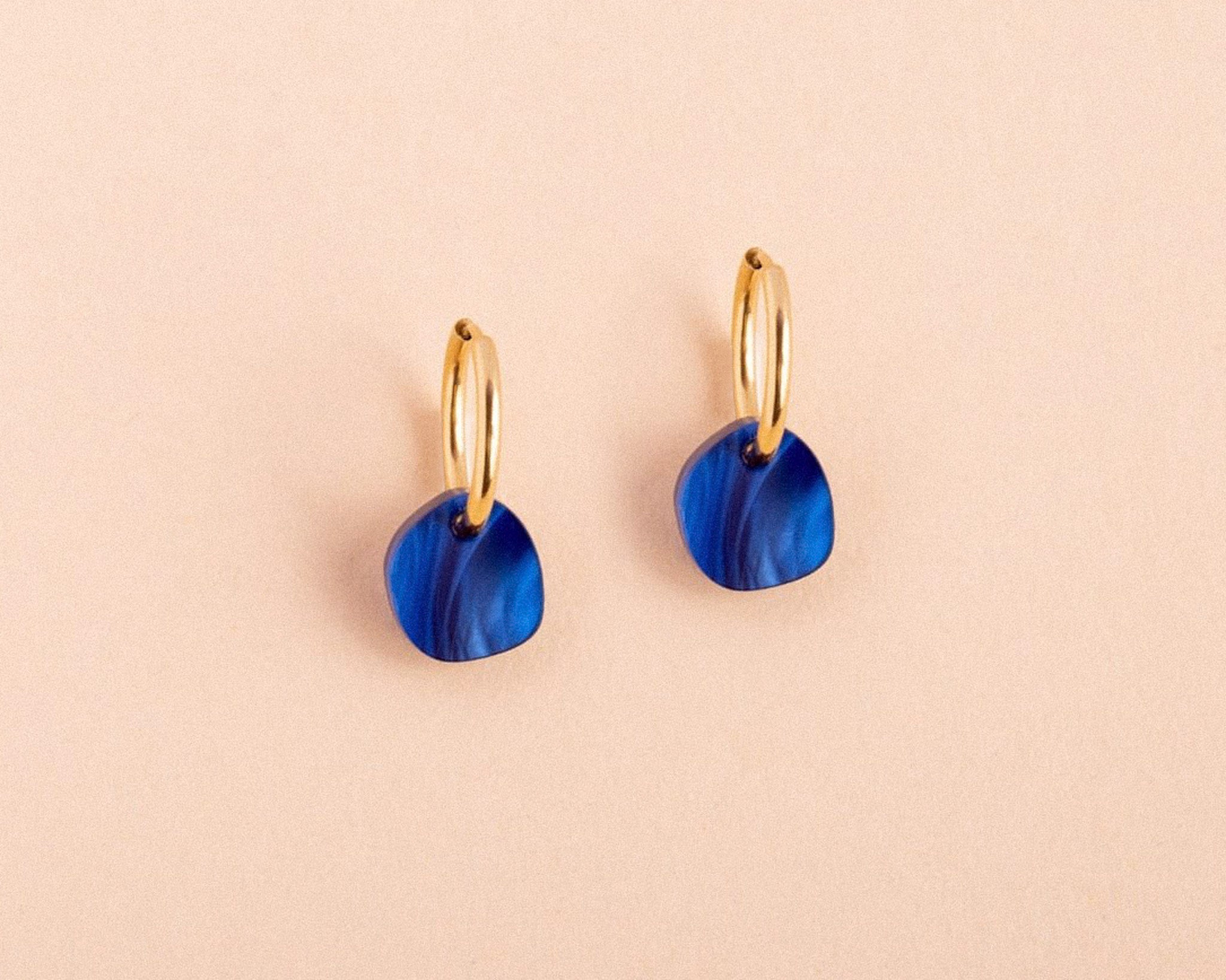 acutecolor Pebble in Saphir Perlmutt mit Edelstahl Hoops