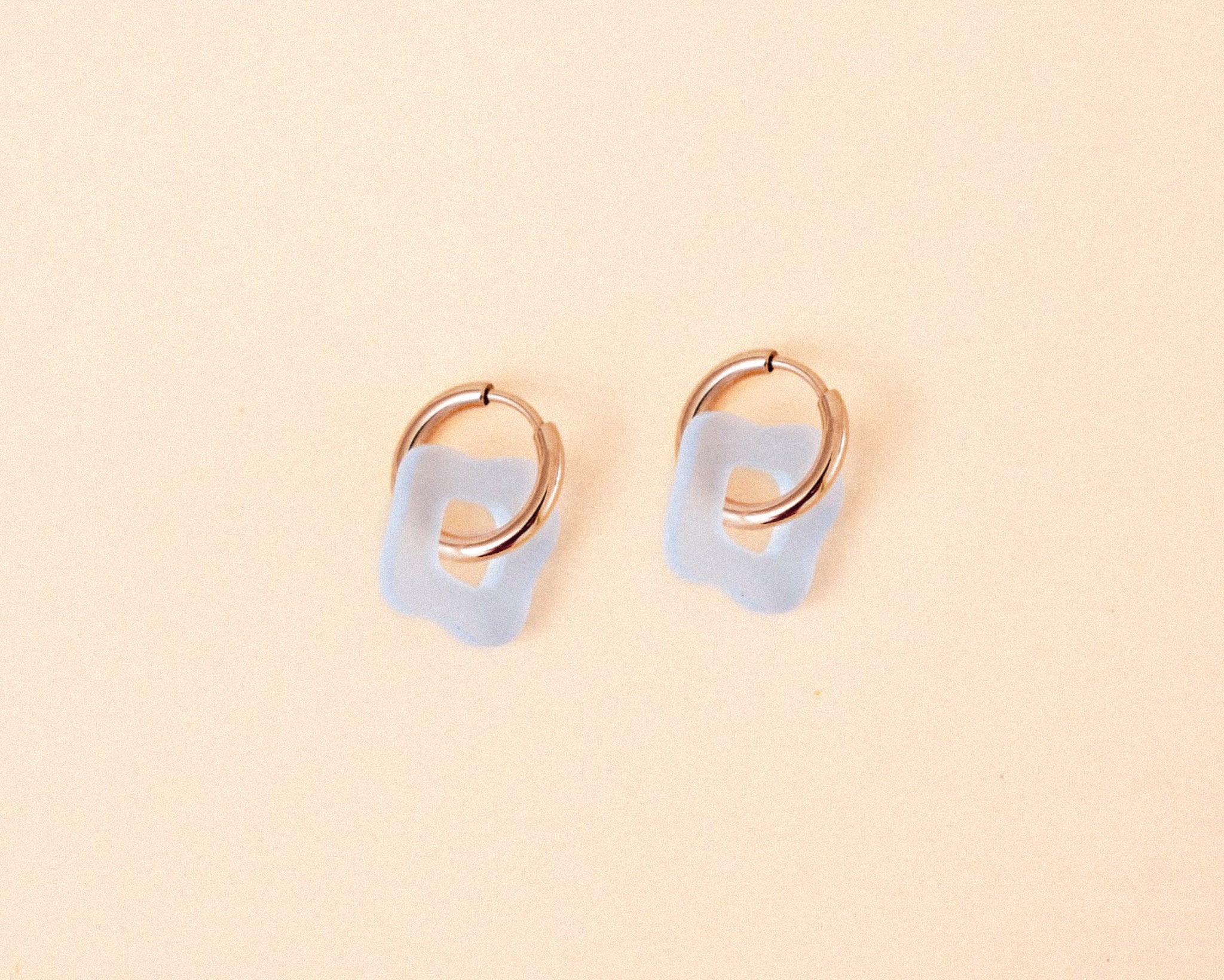 acutecolor Wavy Shape Ohrring Set in Ice