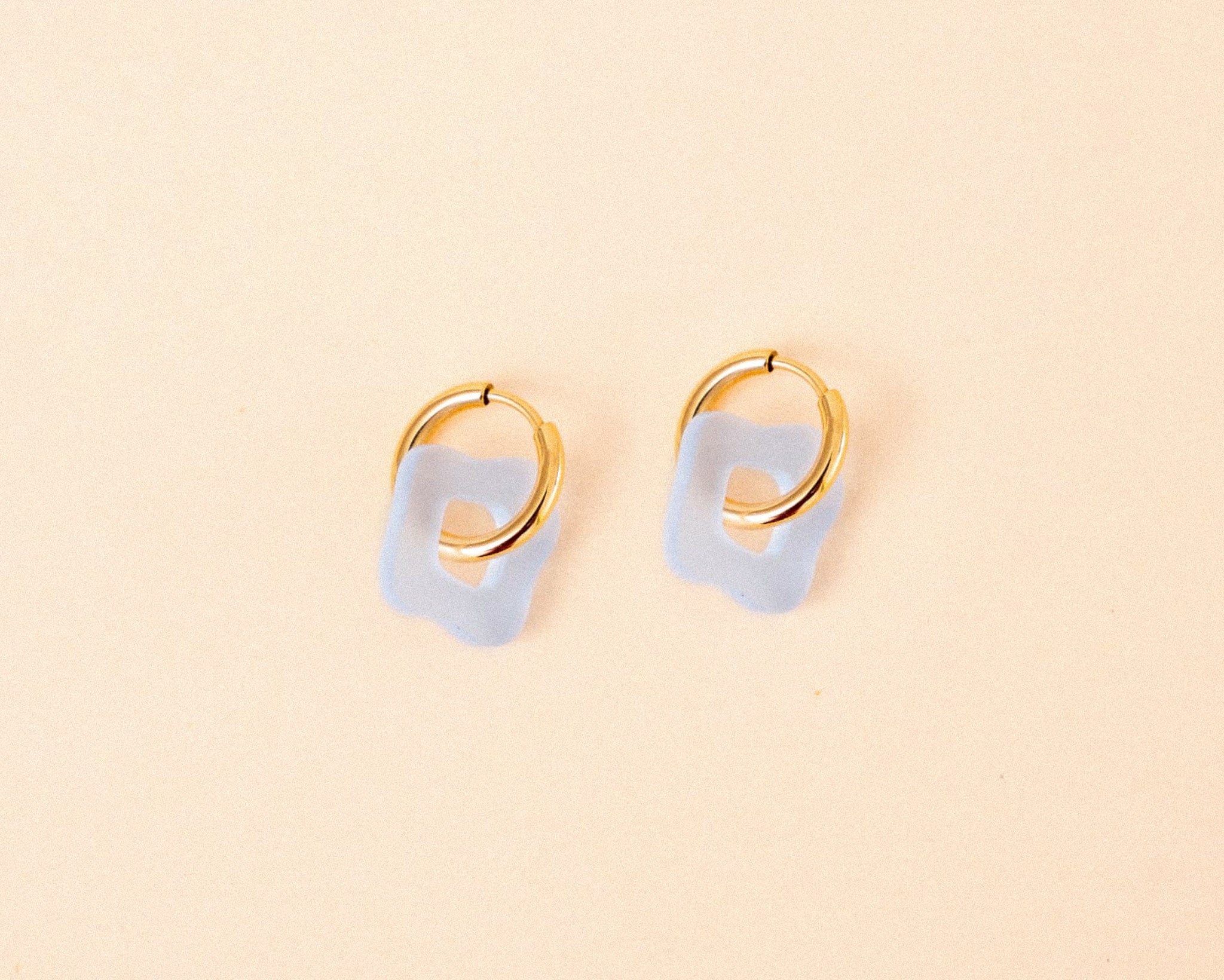 acutecolor Wavy Shape Ohrring Set in Ice