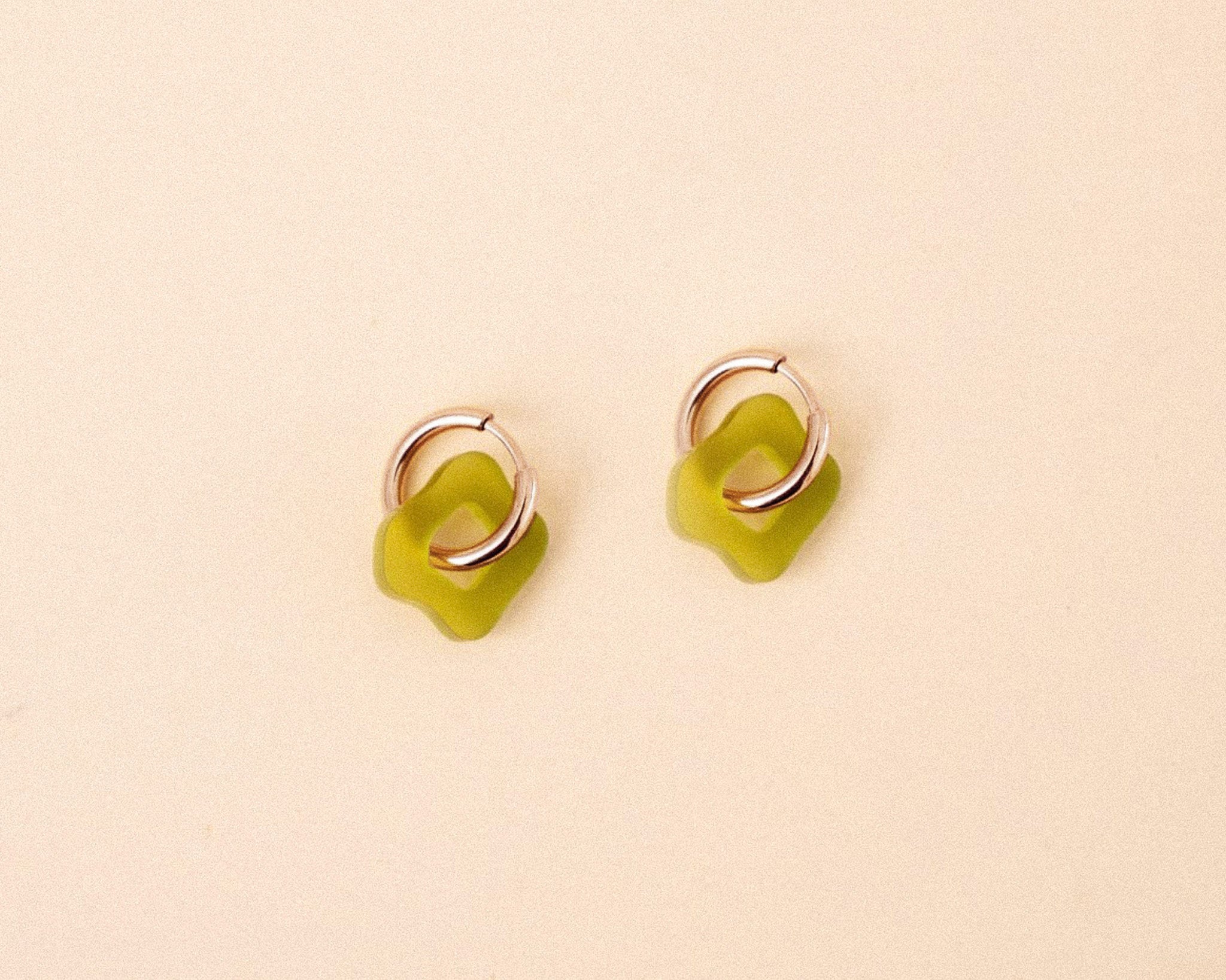 acutecolor Wavy Shape Ohrring Set in Matcha