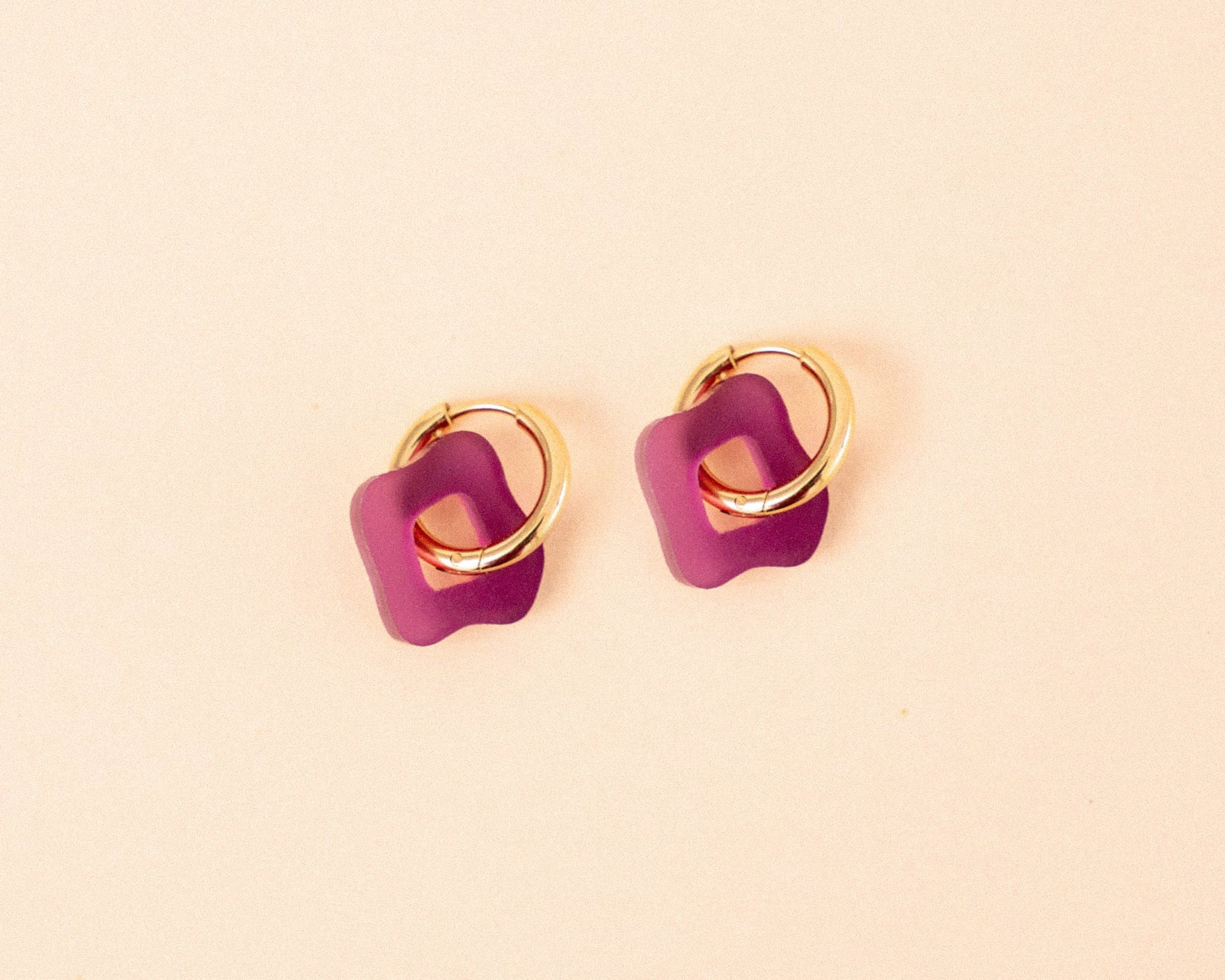 acutecolor Wavy Shape Ohrring Set in Plum