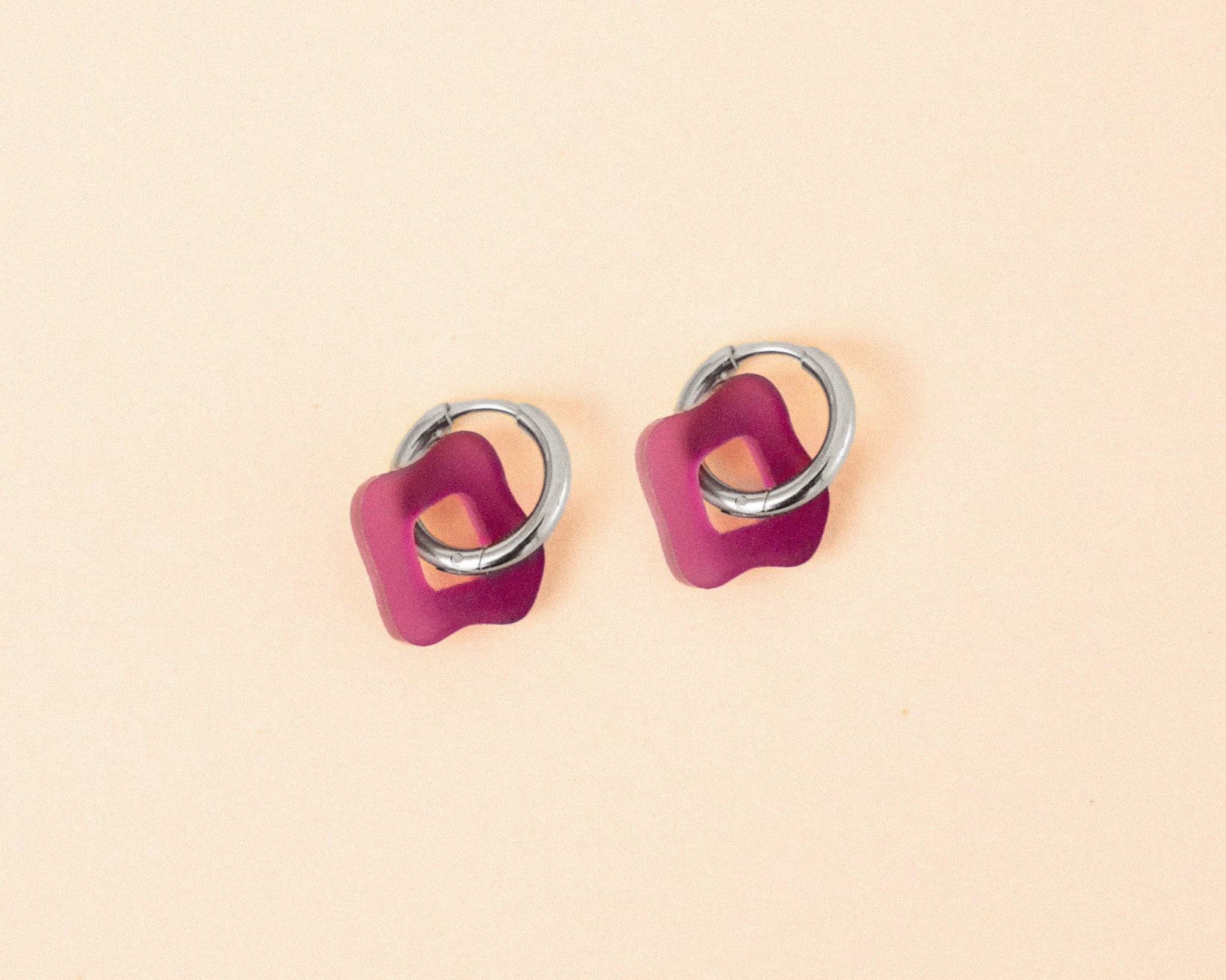 acutecolor Wavy Shape Ohrring Set in Plum