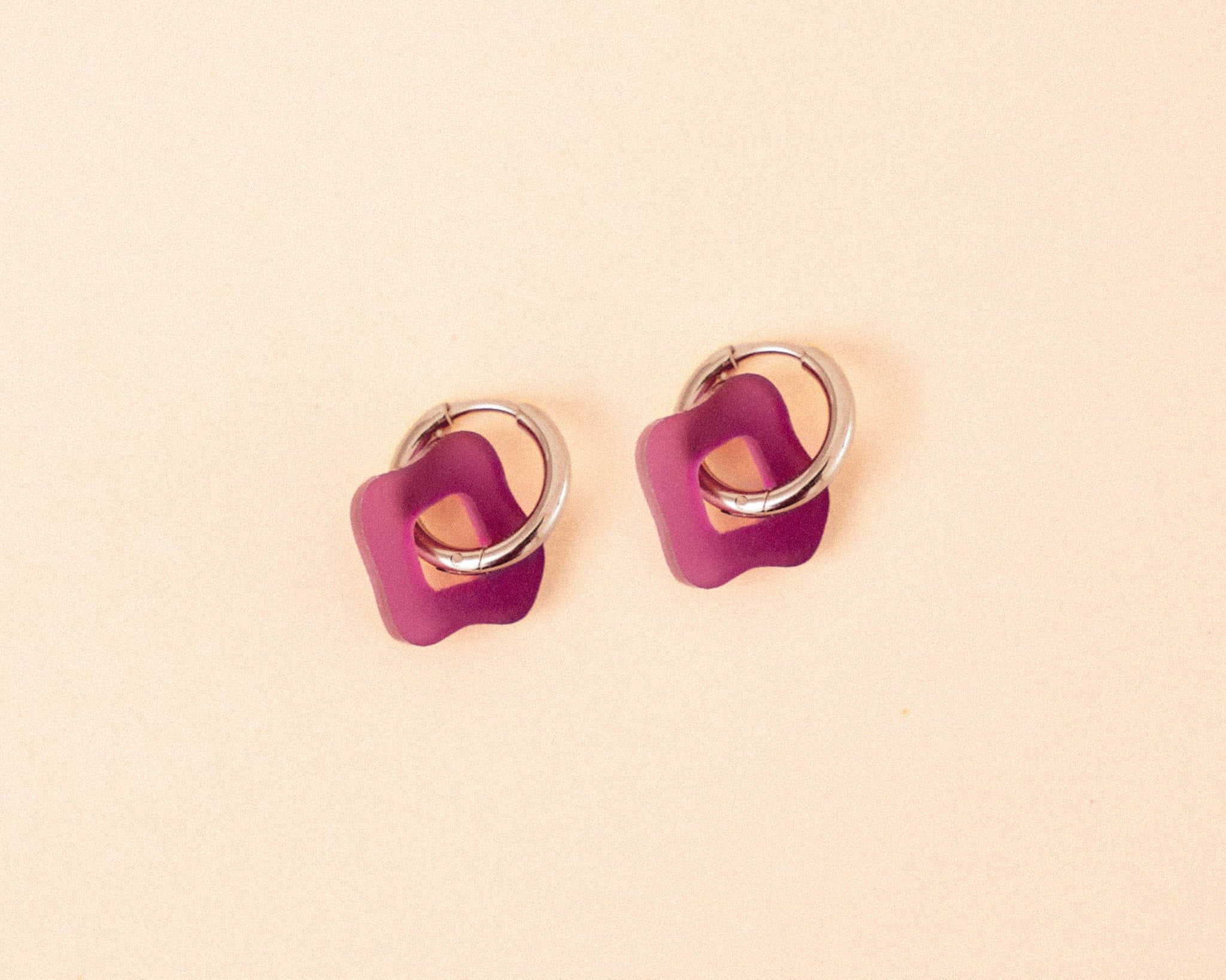 acutecolor Wavy Shape Ohrring Set in Plum