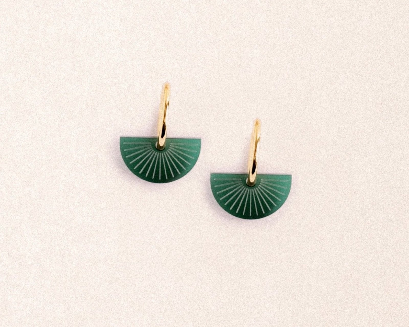 Art Deco 'Sun' Hoops in Smaragdgrün - acutecolor