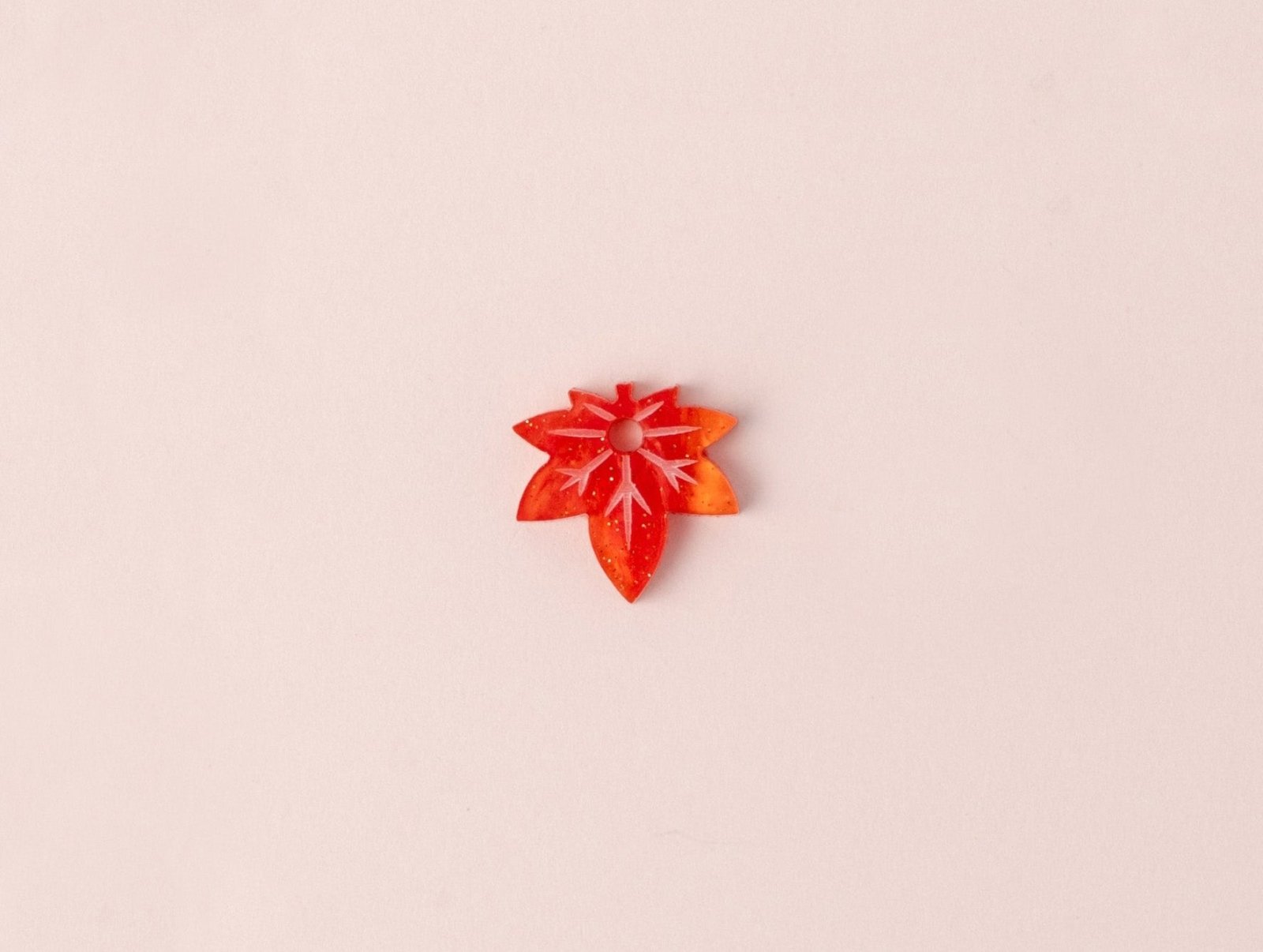 Einzelner Ahorn Blatt Anhänger - acutecolor