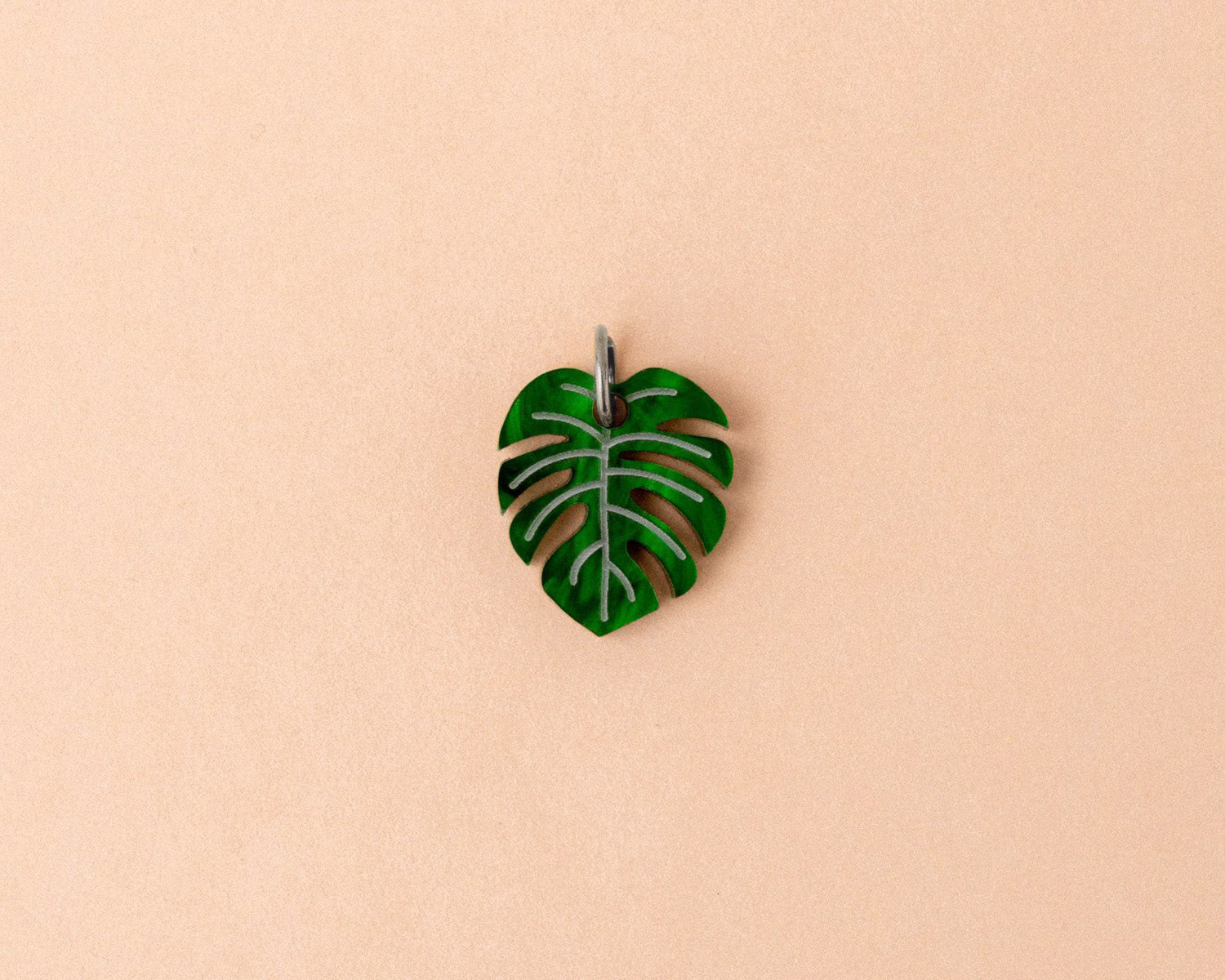 Einzelner grüner Monstera Anhänger - acutecolor
